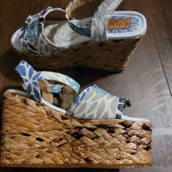 Platform Wedge Sandles - Picture 3 of 12